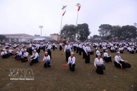 Spectacle de gongs de l'ethnie Muong de la province de Phu Tho. Photo: VNA