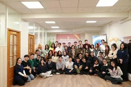 Des jeunes vietnamiens en Russie montrent leur intérêt accordé à des films historiques nationaux. Photo: Association des étudiants vietnamiens en Russie