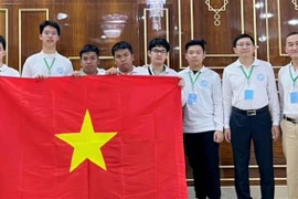 Les six élèves vietnamiens participant aux 2e Olympiades internationales de mathématiques pour lycéens au Turkménistan, ont remporté l'or. Photo: VNA