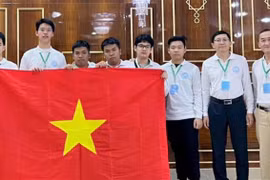 Les six élèves vietnamiens participant aux 2e Olympiades internationales de mathématiques pour lycéens au Turkménistan, ont remporté l'or. Photo: VNA
