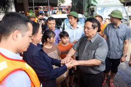 Le Premier ministre Pham Minh Chinh rend visite aux sinistrés du quartier de Phan Dinh Phung. Photo : VNA