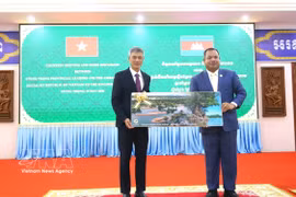 L’ambassadeur du Vietnam au Cambodge, Nguyen Minh Vu (gauche) et le gouverneur de la province de Stung Treng, Sor Soputra. Photo: VNA