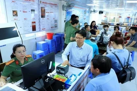 Depuis le 1er juillet 2025, la Division de la gestion de l'immigration de la Police provinciale de Dông Nai a attribué des comptes d'identification électronique de niveau 2 à plus de 200 étrangers. Photo: sggp.vn