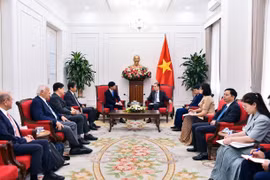 Le ministre des Affaires étrangères, Le Hoai Trung, reçoit le gouverneur de la préfecture japonais d'Okayama, Ibaragi Ryuta. Photo: ministère des Affaires étrangères