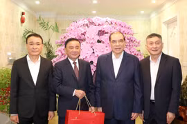 Tran Cam Tu (2e à partir de la gauche), permanent du Secrétariat du Comité central du Parti, rend visite à l’ancien secrétaire général du Parti Nong Duc Manh (3e à partir de la gauche). Photo: VNA