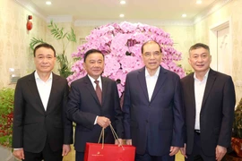 Tran Cam Tu (2e à partir de la gauche), permanent du Secrétariat du Comité central du Parti, rend visite à l’ancien secrétaire général du Parti Nong Duc Manh (3e à partir de la gauche). Photo: VNA