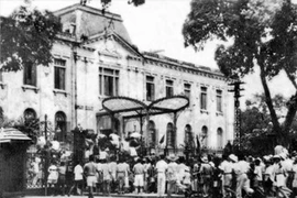 Le 19 août 1945, après un rassemblement à la place de l'Opéra de Hanoï, les forces d'autodéfense et la population de la capitale occupèrent le Palais dfu Tonkin, siège du gouvernement fantoche français au Nord. Photo : VNA