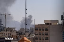De la fumée s'élève après les frappes aériennes américaines et israéliennes sur Téhéran, en Iran, le 1er mars 2026. Photo : Xinhua/VNA