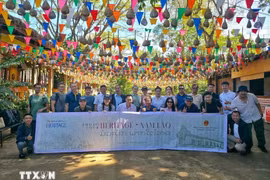Des participants à « Photo tour ». Photo: VNA