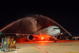 Le premier vol d'Emirates reliant Dubaï à Da Nang est salué par un salut au canon à eau. Photo : Sun Group