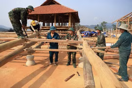 Des officiers et des soldats du régiment 741, relevant du Commandement militaire de la province de Diên Biên, aident les habitants de la commune de Muong Pôn, à reconstruire leurs maisons après les inondations soudaines de juillet 2024. Photo: VNA