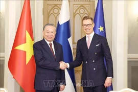 Le secrétaire général du Parti, Tô Lâm (gauche) et le Président finlandais Alexander Stubb. Photo: VNA