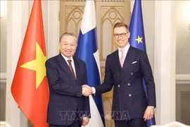 Le secrétaire général du Parti, Tô Lâm (gauche) et le Président finlandais Alexander Stubb. Photo: VNA