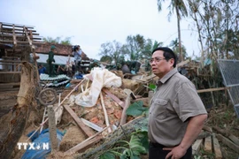 Le Premier ministre Pham Minh Chinh visite une maison complètement effondrée par les inondations dans le village de Phu Huu, commune de Hoa Thinh, province de Dak Lak. Photo : VNA