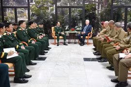 Le chef d’état-major général de l’Armée populaire du Vietnam, Nguyên Tân Cuong, également vice-ministre de la Défense, rencontre le président cubain Miguel Díaz-Canel. Photo: VNA