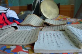 Des livres collectés et préservés par l’artisan Dang Van Son. Photo: baoquangninh.vn