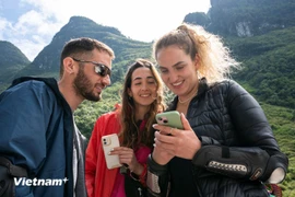Visiteurs étrangers sur le plateau karstique de Dong Van. Photo : VNA