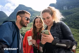 Visiteurs étrangers sur le plateau karstique de Dong Van. Photo : VNA