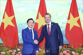 Le vice-Premier ministre Trân Hông Ha (gauche) et le premier vice-président du Conseil de la Fédération de Russie, A. V. Yatskin. Photo: VNA