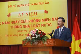 L'ambassadeur du Vietnam au Laos Nguyên Minh Tâm s'exprime à la cérémonie commémorative du 50e anniversaire de la Libération du Sud et de la Réunification nationale à Vientiane. Photo: VNA