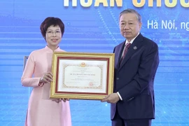 Le secrétaire général du Parti, To Lam, remet l’Ordre de Hô Chi Minh à l’Agence de presse vietnamienne. Photo: VNA
