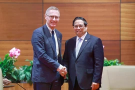Le Premier ministre Pham Minh Chinh (droite) reçoit le vice-président adjoint en charge du Département des opérations de pays du Fonds international de développement agricole (FIDA), Donal Brown. Photo: VNA