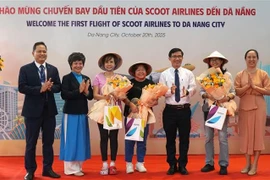 Cérémonie d'acceuil des passagers du vol TR314 de la compagnie aérienne Scoot Airlines à Da Nang. Photo: VNA