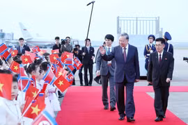 Le secrétaire général du Parti communiste du Vietnam, To Lam (gauche) à l'aéroport international de Pyongyang. Photo: VNA