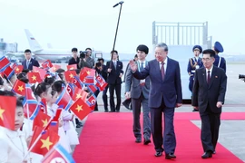 Le secrétaire général du Parti communiste du Vietnam, To Lam (gauche) à l'aéroport international de Pyongyang. Photo: VNA