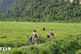 Entouré de paysages naturels préservés, le village séduit par son atmosphère paisible et l'authenticité de la vie quotidienne de ses habitants. Photo: VNA