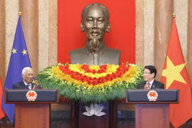 Le président vietnamien Luong Cuong (droite) et le président du Conseil européen António Costa informent des résultats de leur entretien. Photo: VNA