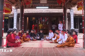 Des artisans de la commune de Hung Lô interprètent des chants Xoan. Photo: VNA