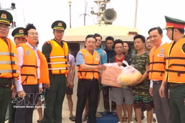 Le vice-président du Comité populaire de la ville de Hai Phong, Tran Van Quan, remet des cadeaux à des pêcheurs étrangers ayant été secourus par les forces vietnmiennes. Photo: VNA