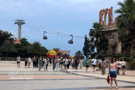 Des visiteurs au complexe touristique Sun World Hon Thom à Phu Quoc. Photo. VNA