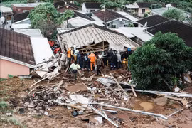 Recherche des personnes piégées dans une maison effondrée après des inondations à Durban, province du KwaZulu-Natal, Afrique du Sud, le 12 avril 2022. Photo: AFP