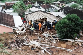 Recherche des personnes piégées dans une maison effondrée après des inondations à Durban, province du KwaZulu-Natal, Afrique du Sud, le 12 avril 2022. Photo: AFP