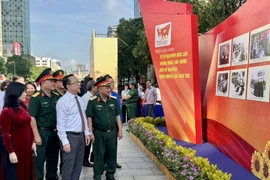 Des délégués visitent l'exposition « De l’ère de l’indépendance et de la réunification nationales à l’ère du progrès national » à Hô Chi Minh-Ville. Photo: VNA