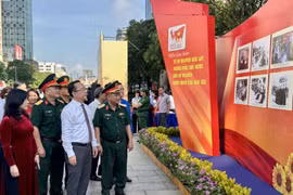 Des délégués visitent l'exposition « De l’ère de l’indépendance et de la réunification nationales à l’ère du progrès national » à Hô Chi Minh-Ville. Photo: VNA
