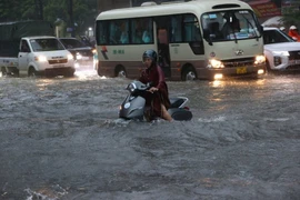 Plusieurs tronçons de la route nationale 32 sont fortement inondés le matin du 7 octobre. Photo : VNA