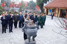 Le secrétaire général du Parti, To Lam, offre de l'encens en mémoire du feu leader du Parti Nguyen Van Linh. Photo: VNA