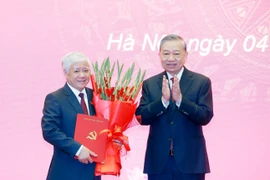 Le secrétaire général du Parti, Tô Lâm (droite) félicite Do Van Chien qui vient d'être nommé au poste de secrétaire adjoint permanent du Comité du Parti à l’Assemblée nationale. Photo: VNA