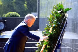 Le roi du royaume hachémite de Jordanie, Abdallah II Ibn Al Hussein, est allé déposer une gerbe de fleurs en hommage au Président Hô Chi Minh en son mausolée à Hanoï. Photo: VNA