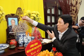 Le président Luong Cuong offre de l'encens à l'ancien chef de l'État Tran Duc Luong. Photo: VNA