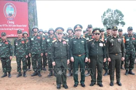 Le ministre de la Défense, Phan Van Giang (2e à partir de la gauche), à l'exercice trilatéral de sauvetage entre les armées du Vietnam, du Laos et du Cambodge. Photo: VNA