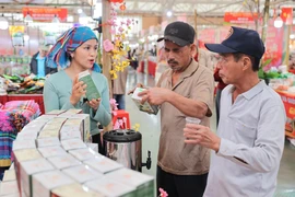 L’un des points forts de la Foire du Printemps 2026 réside dans le fait que les produits sont proposés directement par les établissements de production et les coopératives, permettant aux consommateurs d’accéder plus facilement à des marchandises dont l’origine, la qualité et les prix sont clairement garantis. Photo: VNA
