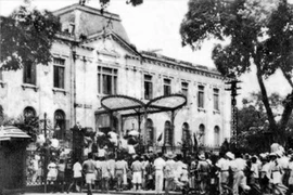 Le 19 août 1945, après un rassemblement à la place de l'Opéra de Hanoï, les forces d'autodéfense et la population de la capitale occupèrent le Palais dfu Tonkin, siège du gouvernement fantoche français au Nord. Photo : VNA