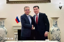 L’ambassadeur du Vietnam en Russie, Dang Minh Khoi (gauche), et le chef de la République de Kalmoukie, Batou Khasikov. Photo: VNA