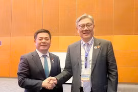 Le ministre de l'Industrie et du Commerce, Nguyên Hông Diên (gauche) rencontre le ministre chinois du Commerce, Wang Wentao. Photo: VNA