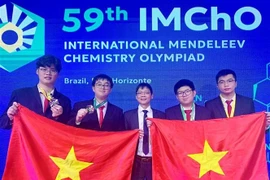 Les quatre lycéens vietnamiens participant aux 59e Olympiades internationales de chimie Mendeleïev, au Brésil. Photo: VNA