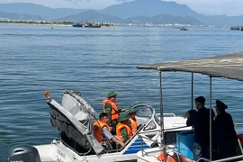 Des gardes-frontières contrôlent les papiers de départ des bateaux de pêche. Photo: VNA